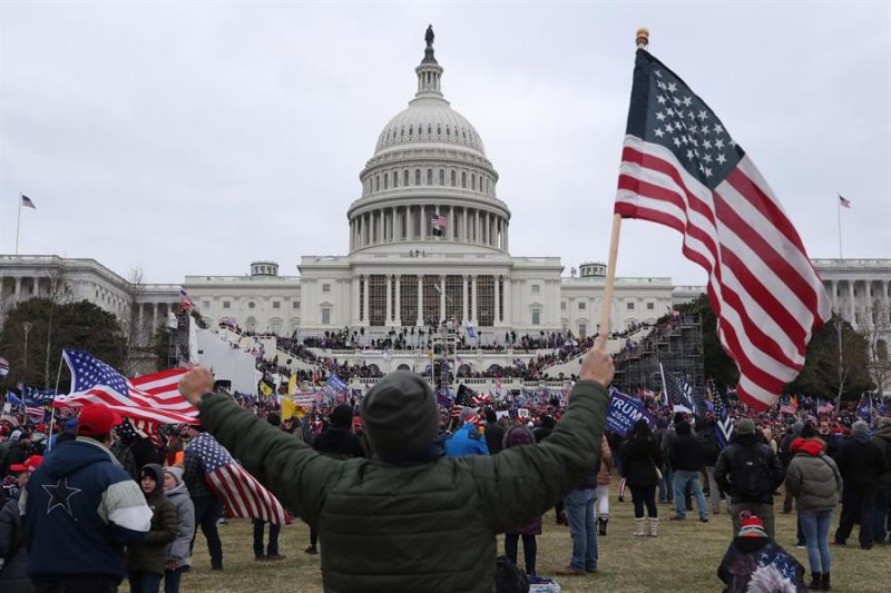 Manifestantes a favor de Donald Trump irrumpen en el Capitolio de los Estados Unidos el 6 de enero de 2021 en Washington (EE.UU.).