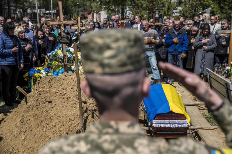 Imagen del funeral y entierro del soldado Bohdan Larov, nacido 1979, y que falleció en la zona de Donestk en la explosión de un edificio durante un ataque de Rusia, en Leopolis (Ucrania). 