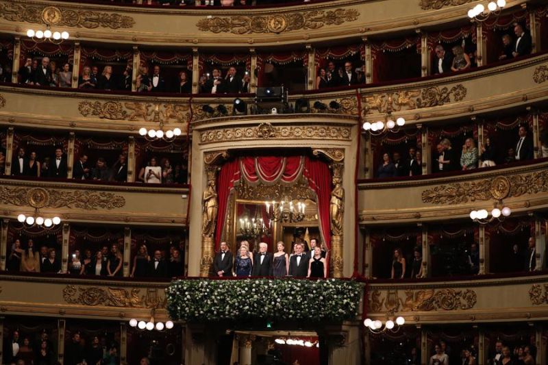 El jefe del Estado italiano, Sergio Mattarella (c), su primera ministra, Giorgia Meloni (d), y la presidenta de la Comisión Europea, Ursula von Der Leyen (2i) aplauden en el palco del teatro La Scala de Milán 01 081222