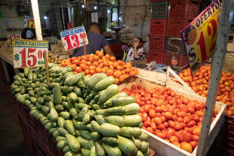 Vista de un puesto de verduras donde se exhiben los carteles con precios en un mercado de la capital mexicana (México). Imagen de archivo. 01 080922