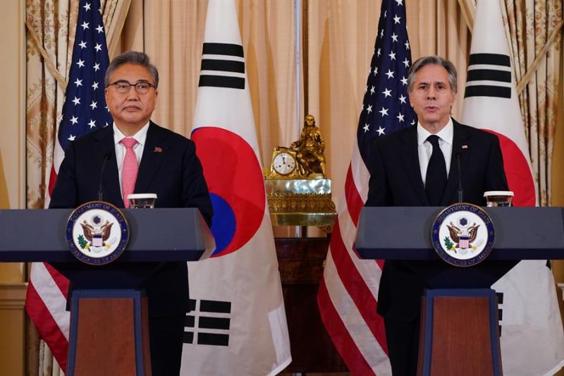 El secretario de Estado de Estados Unidos, Antony Blinken (d), y el ministro de Relaciones Exteriores de Corea del Sur, Park Jin (i), en una fotografía de archivo. EFE/Will Oliver 01 261023