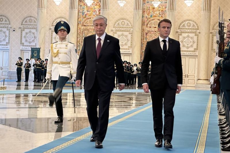 Los presidentes de Kazajistán, Kasim-Yomart Tokáyev (i), y de Francia, Emmanuel Macron (D), pasan revista a la guardia de honor en el palacio presidencial kazajo Akorda en Astaná, este miércoles. EFE/ Kulpash Konyrova 01 011123