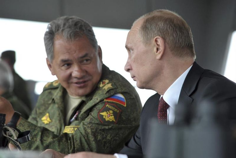 El ministro de Defensa ruso, general Serguéi Shoigu, junto al presidente, Vladimir Putin, en una imagen de archivo. 01 130123