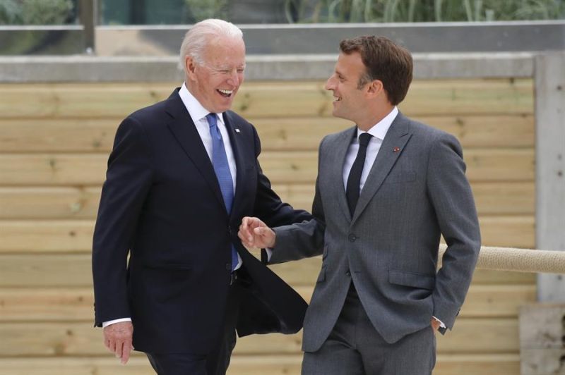 El presidente francés, Emmanuel Macron,(d) y el estadounidense, Joe Biden (i) en la cumbre del G7 celebrada el pasado mes de junio en :Carbis Bay (Reino Unido).