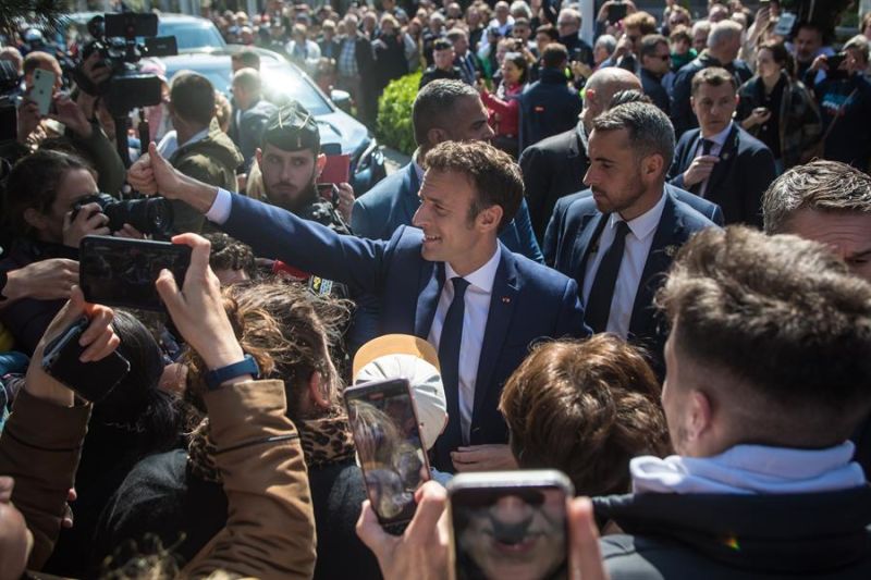 El presidente francés y candidato a la reelección Emmanuel Macron (c) saluda a la gente antes de acudir al colegio electoral en la segunda vuelta de las elecciones presidenciales francesas, en Le Touquet, Francia.