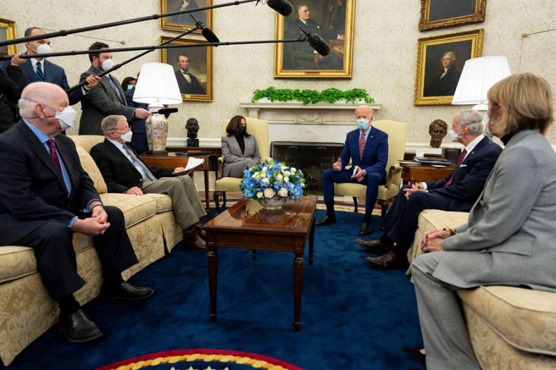 El presidente estadounidense, Joe Biden (c-d), durante una reunión en el Despacho Oval de la Casa Blanca en Washington (EE.UU.), este 11 de febrero de 2021. 