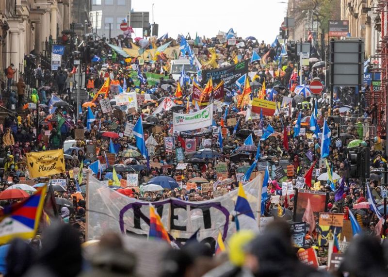 Miles de activistas y manifestantes marchaban ayer para exigir acciones de los líderes mundiales en la COP26 que tiene lugar en Glasgow, Gran Bretaña. 01 071121