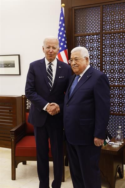 El presidente palestino, Mahmud Abas (R), y el estadounidense, Joe Biden, en Cisjordania. 01 150722