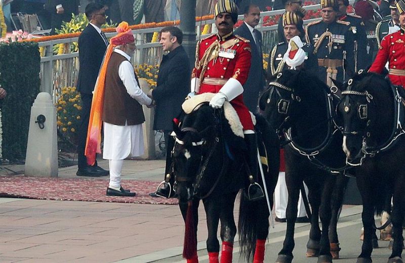 El presidente francés, Emmanuel Macron (D), es recibido por el primer ministro indio, Narendra Modi, a su llegada para las celebraciones del 75º Día de la República de la India, en Nueva Delhi el 26 de enero de 2024. EFE/EPA/HARISH TYAGI 01 260124