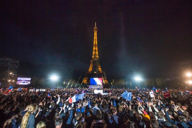 Seguidores de Emmanuel Macron celebran en Paris, en foto de ayer. 01 250422