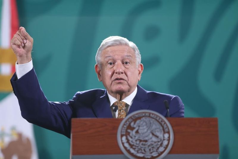 Fotografía de archivo del presidente de México, Andrés Manuel López Obrador, durante una conferencia de prensa matutina en el Palacio Nacional, en Ciudad de México (México).