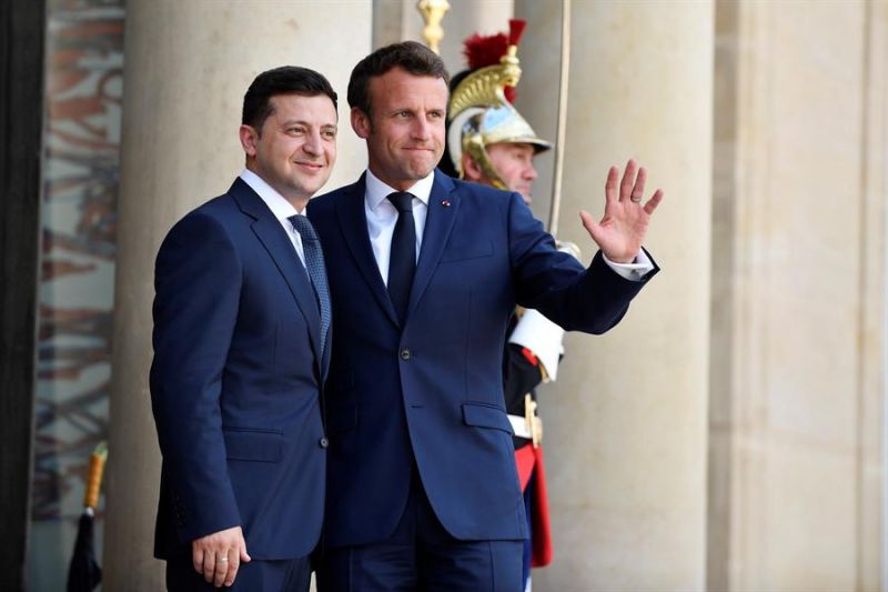 Imagen de archivo del presidente francés, Emmanuel Macron (d), y su homólogo ucraniano, Vladímir Zelenski (i). EFE/ Julien De Rosa 01 150224