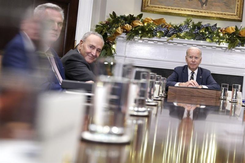 El presidente de EE.UU., Joe Biden (c), participa en una reunión en la Casa Blanca con los líderes demócratas y republicanos del Congreso, este 29 de noviembre de 2022.  01 291122