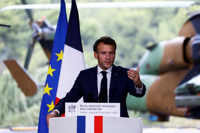 El presidente francés, Emmanuel Macron, habla sobre una nueva ley de programación militar durante una visita al portaaviones Dixmude atracado en la base naval francesa de Toulon, en Francia, este 9 de noviembre de 2022 01 101122