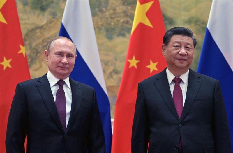 El presidente ruso, Vladimir Putin (izq), y su homólogo chino, Xi Jinping (der), posan para una fotografía durante su reunión en Pekín el 4 de febrero de 2022. 01 080922