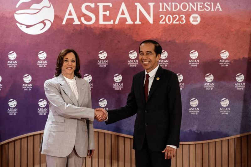 La vicepresidenta de Estados Unidos, Kamala Harris, y el presidente de Indonesia, Joko Widodo. EFE/EPA/WILLY KURNIAWAN / POOL 01 060923