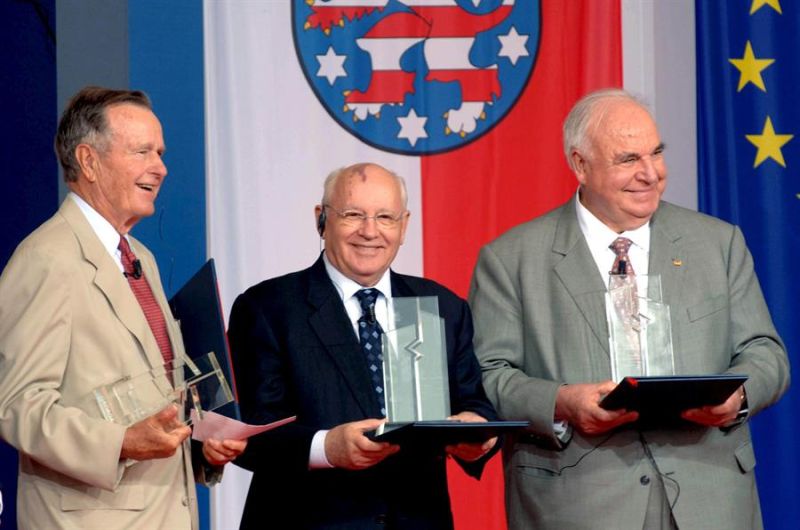 El expresidente estadounidense George H.W. Bush. (i), el expresidente soviético Mijaíl Gorbachov (c) y el excanciller alemán Helmut Kohl (d) sostienen el Premio Point Alpha en Alemania el 17 de junio de 2005. 01 010922