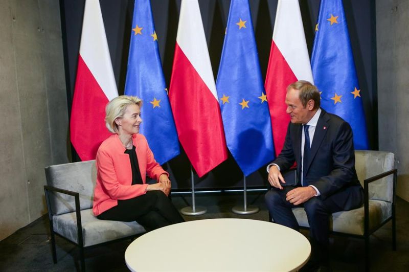 El Primer Ministro de la República de Polonia, Donald Tusk (R), y la Presidenta de la Comisión Europea, Ursula von der Leyen (L), se reúnen con cuatro ojos antes de la apertura del Congreso Internacional. Centro en Katowice, Polonia, 7 de mayo de 2024 efe