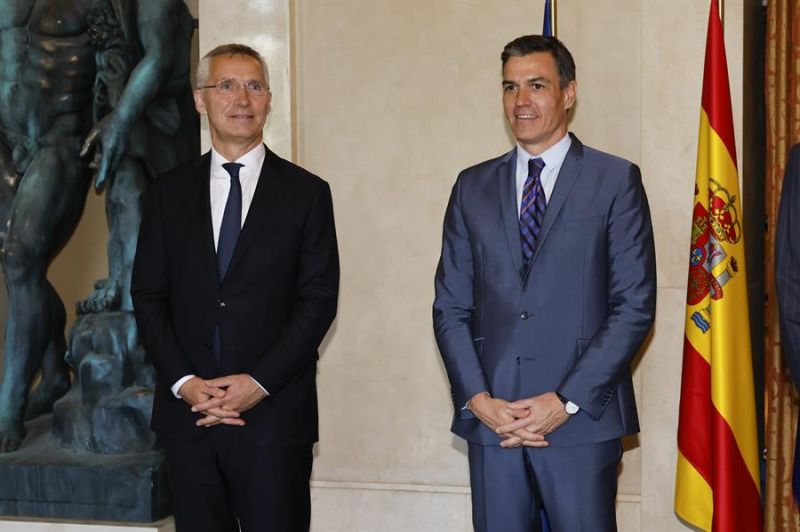 El secretario general de la OTAN, Jens Stoltenberg, y el presidente del Gobierno español, Pedro Sánchez.