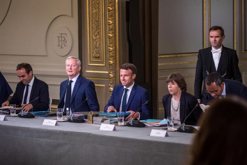 El presidente francés, Emmanuel Macron (C); el ministro de Economía, Bruno Le Maire (2L), y la ministra de Relaciones Exteriores Catherine Colonna (2R), asisten a la primera reunión del nuevo gabinete en el Palacio del Elíseo de París, 01 050722