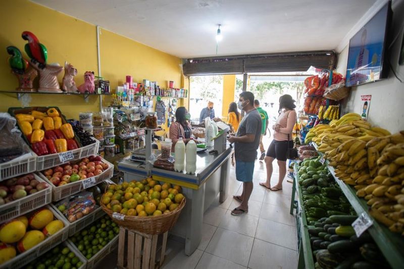 Personas hacen compras en un supermercado en Brasilia (Brasil).