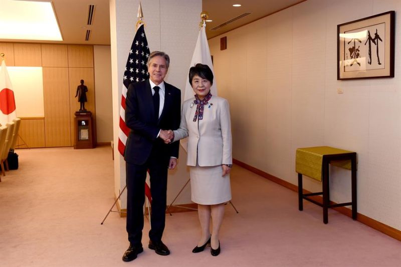 El secretario de estado de los EE.UU., Antony Blinken, saluda a la ministra de Exteriores japonesa, Yoko Kamikawa. EFE/EPA/TOSHIFUMI KITAMURA / POOL
