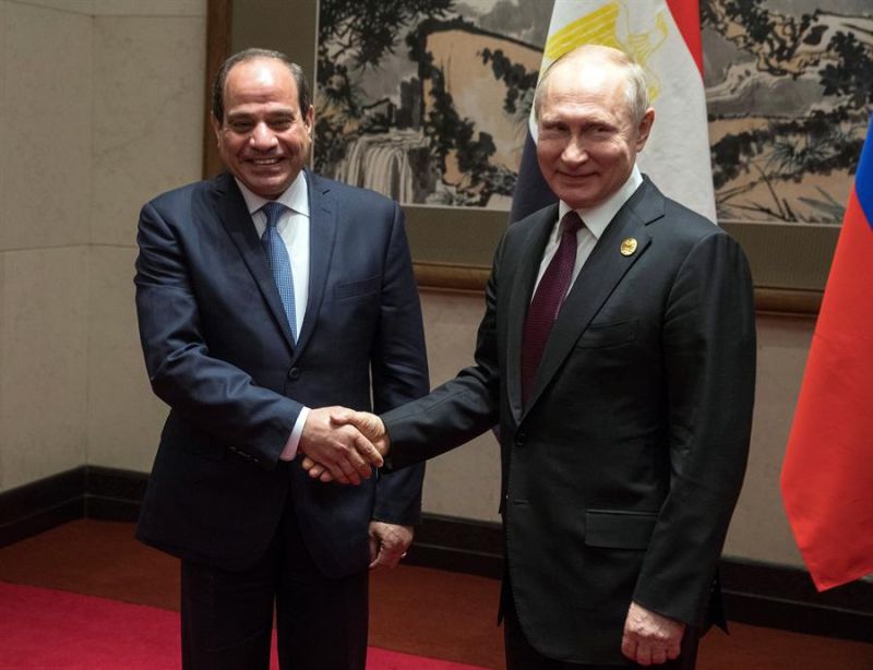 El presidente ruso, Vladímir Putin (d), saluda su homólogo egipcio, Abdelfatah al Sisi, en una fotografía de archivo. EFE/ Sergei Ilnitsky/pool 01 110423