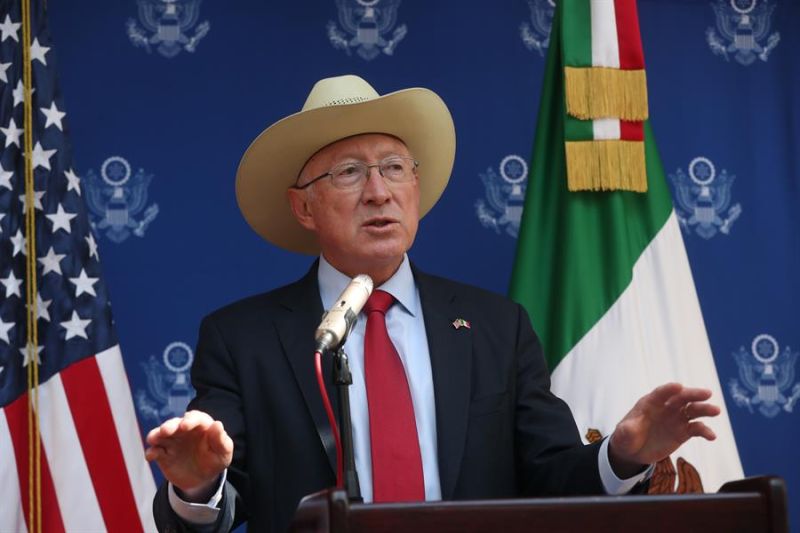 El embajador de Estados Unidos en Mexico, Ken Salazar, habla durante una rueda de prensa en la Ciudad de México (México). Imagen de archivo. 01 130223
