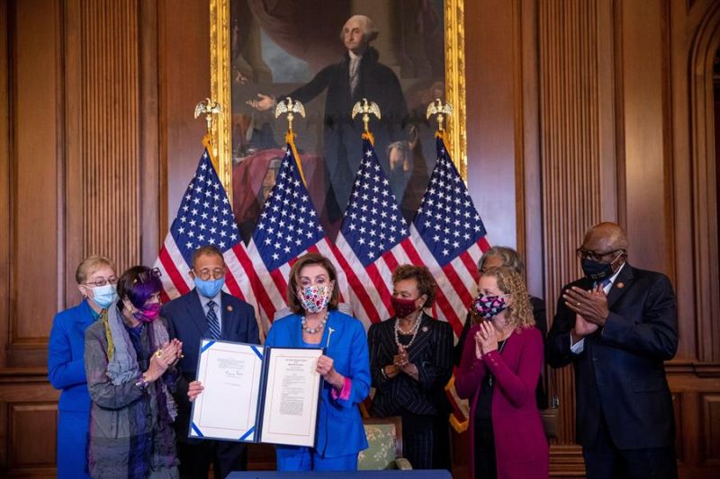La presidenta de la Cámara Baja de EE.UU., la demócrata Nancy Pelosi, muestra el proyecto de ley de financiación provisional para evitar el cierre del gobierno durante una ceremonia en el Capitolio en Washington (EE.UU.), este 30 de septiembre de 2021. 