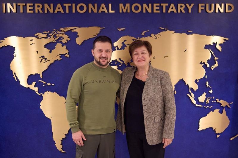 Fotografía divulgada por el presidente ucraniano, Volodímir Zelenski, donde aparece junto a la directora del Fondo Monetario Internacional (FMI), Kristalina Georgieva, durante una reunión en Washington (EE.UU.). EFE/X-ZelenskyyUa / 01 121223