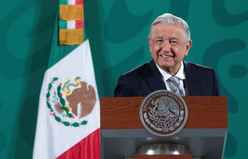 El presidente de México, Andrés Manuel López Obrador, habla durante una conferencia matutina hoy, en el Palacio Nacional en Ciudad de México (México).