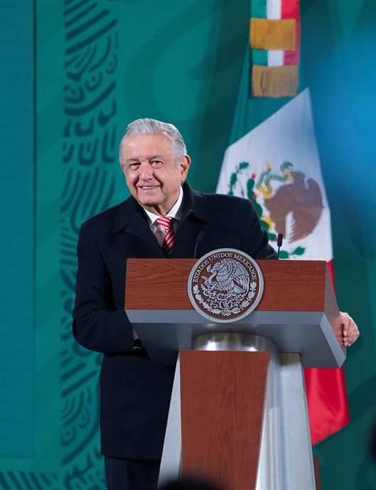 Fotografía cedida hoy por la Presidencia de México que muestra al mandatario Andrés Manuel López Obrador durante su rueda de prensa matutina en Palacio Nacional, en Ciudad de México (México).
