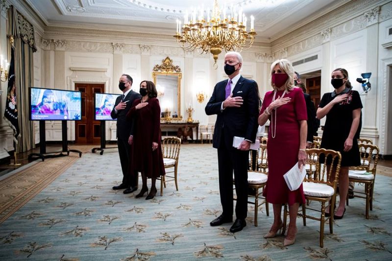 El presidente de los Estados Unidos, Joe Biden (C), la Primera Dama de los Estados Unidos, la Dra. Jill Biden (2-D), la Vicepresidenta de los Estados Unidos Kamala Harris (2-I) y su esposo Doug Emhoff (I).