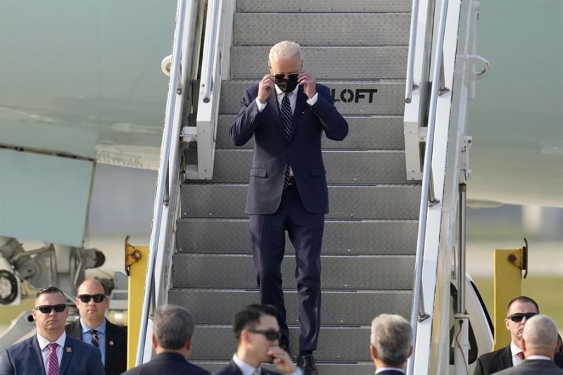 El presidente de EE.UU., Joe Biden, llega a la base aérea de Osan. 01 200522