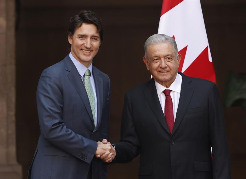 El presidente de México Andrés Manuel López Obrador (d), junto al primer ministro de Canadá Justin Trudeau, se reúnen hoy en el Palacio Nacional en Ciudad de México (México). 01 110123