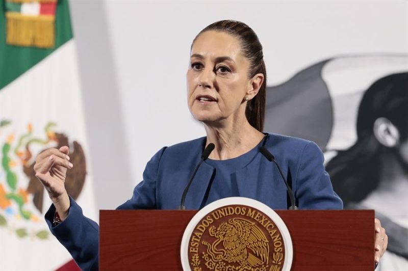 La presidenta de México, Claudia Sheinbaum, habla durante su conferencia de prensa matutina este miércoles, en el Palacio Nacional de la Ciudad de México (México). EFE/ José Méndez 01260325