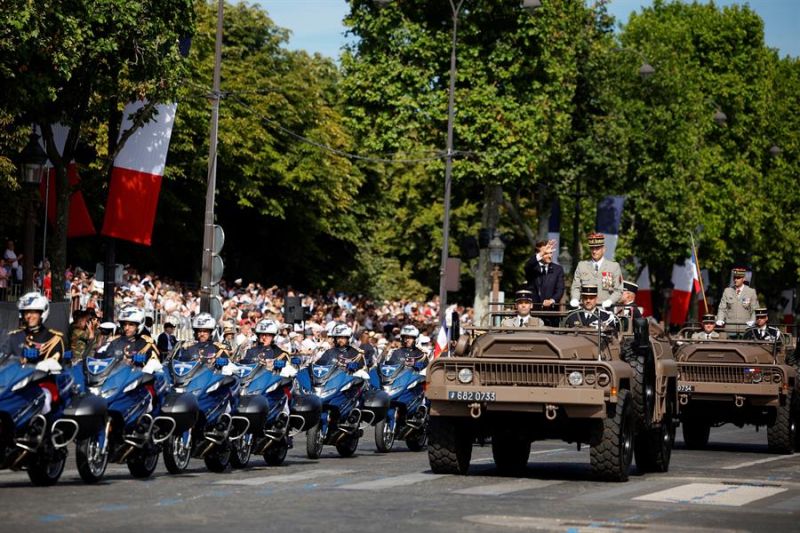Desfile en los Campos Elíseos de París por el 14 de julio.