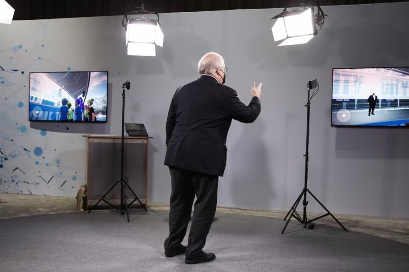 Un asistente se encuentra entre las cámaras utilizadas para transmitir en vivo al metaverso durante una conferencia de prensa de Sony en el International Consumer Electronics Show 2023 en Las Vegas, Nevada. 01 050123