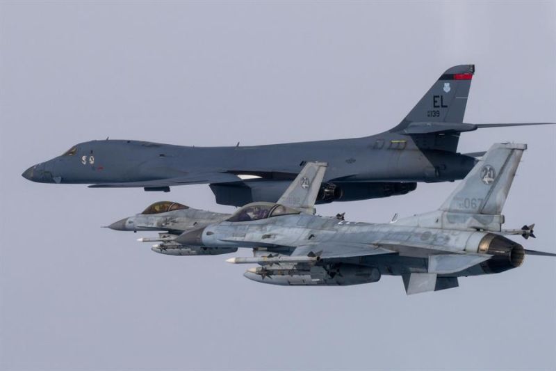 Ejercicio conjunto de aviones de combate F-15K y KF-16 de Corea del Sur y un bombardero estratégico B-1B de Estados Unidos. EFE/EPA/SOUTH KOREAN DEFENSE MINISTRY 01 030323