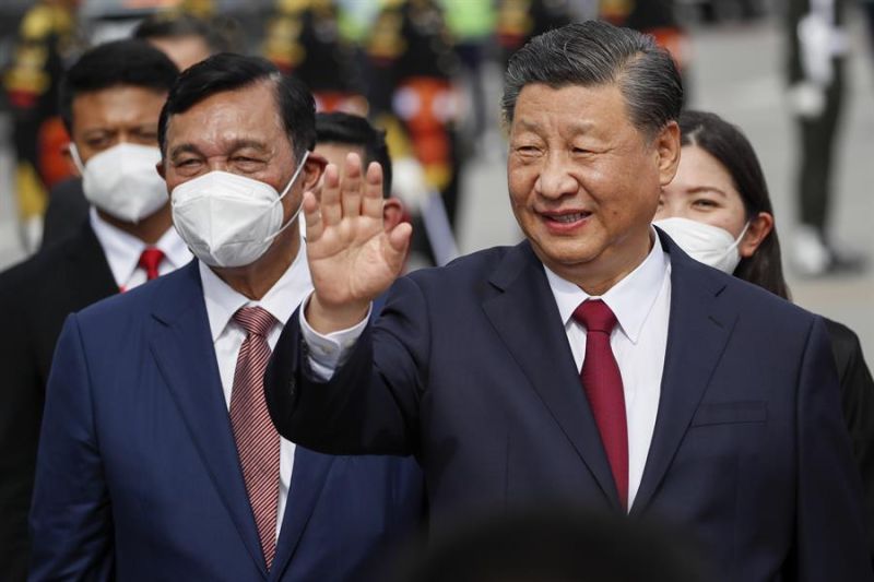 El presidente chino, Xi Jinping (D) llega a Bali (Indonesia) para la cumbre del G20.  01 141122