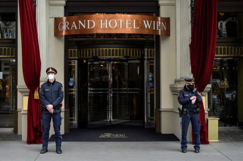 Dos policías custodian la entrada del hotel de Viena en el que se celebran las reuniones de las cinco potencias que siguen en el acuerdo nuclear de 2015. 