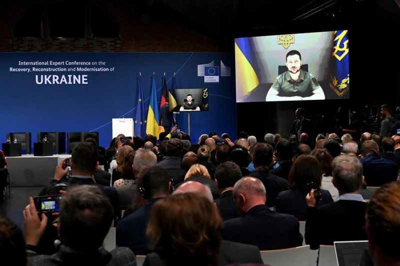 El presidente ucraniano, Volodímir Zelenski (en la pantalla) habla durante la Conferencia Internacional de Expertos sobre la Reconstrucción de Ucrania en Berlín. 01 251022