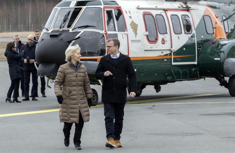 La presidenta de la Comisión Europea, Ursula von der Leyen (i), y el primer ministro finlandés, Petteri Orpo (d), llegan al aeropuerto de Lappeenranta, Finlandia, el 19 de abril de 2024.  EFE/EPA/MAURI RATIAINEN 01 190424