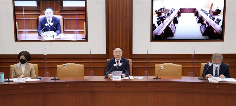 El ministro de Asuntos Económicos Hong Nam-ki la semana pasada en una reunión.