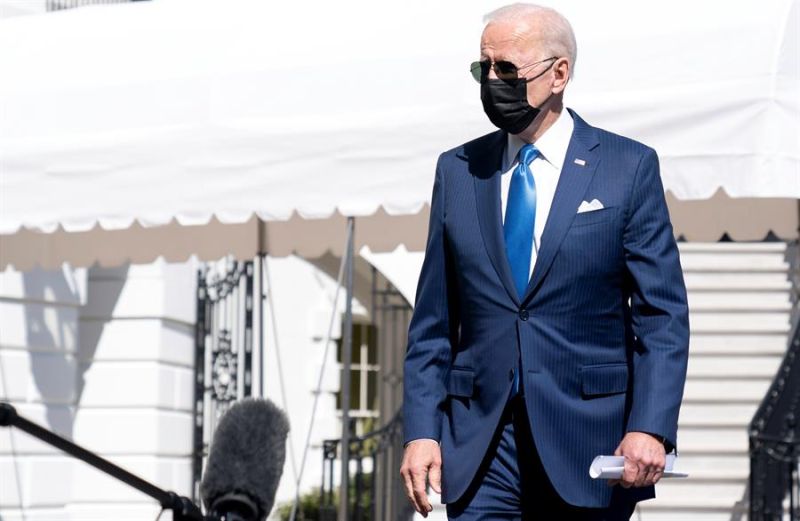 El presidente de EE.UU., Joe Biden, se dirige a hablar con la prensa en la Casa Blanca en Washington (EE.UU.), este 26 de marzo de 2021.