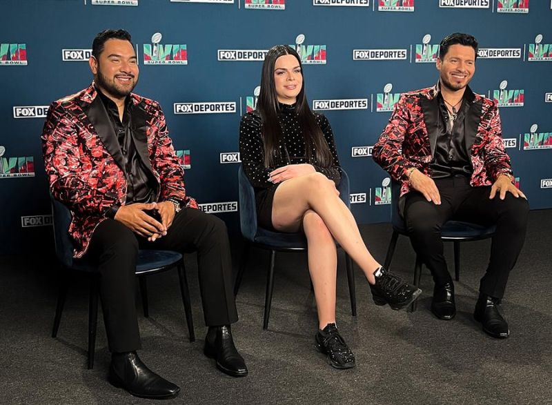 Fotografía cedida hoy por FOX Deportes que muestra a integrantes de la Banda MS acompañados de la artista mexicana Valentina Moretti (c), en Ciudad de México (México). EFE/FOX Deportes 01 180123