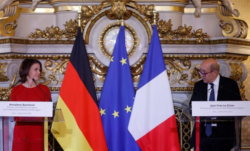Annalena Baerbock  y Jean-Yves Le Drian, jefes de la diplomacia de Alemania y Francia (respectivamente).