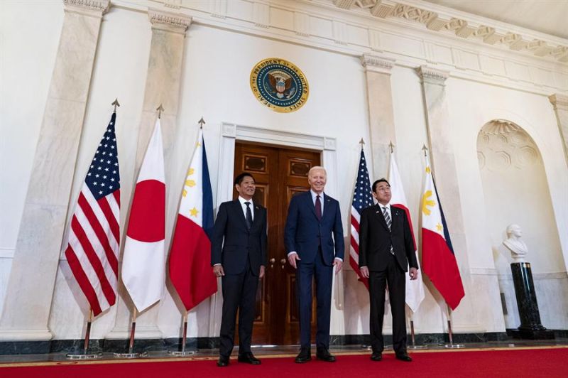 El presidente de Estados Unidos, Joe Biden (c) su homólogo de Filipinas, Ferdinand Marcos Jr. (i), y el primer ministro de Japón, Fumio Kishida, durante una reunión trilateral en la Casa Blanca, en Washington, DC (EE.UU.). EFE/Al Drago 01 120424
