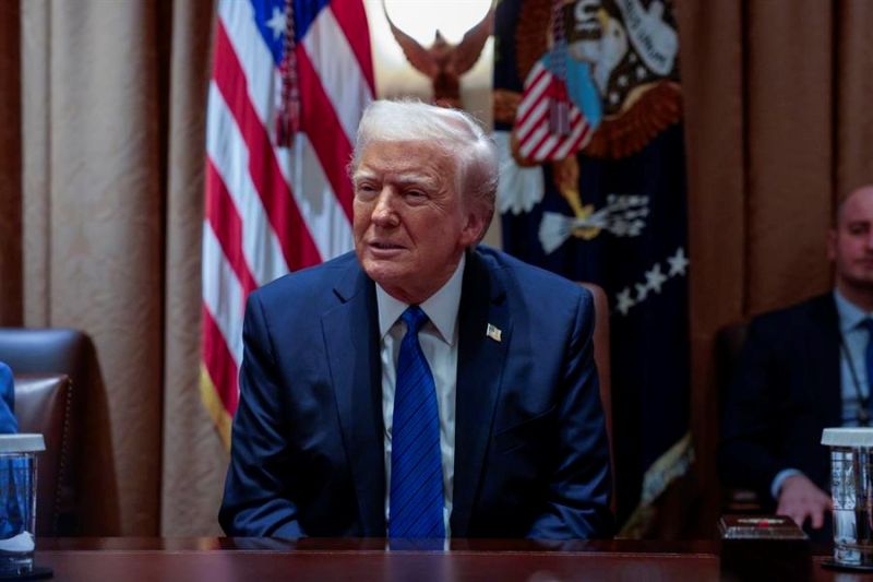 El presidente de Estados Unidos, Donald Trump, responde a las preguntas de los medios de comunicación durante una reunión con los candidatos a embajadores en la Sala del Gabinete de la Casa Blanca en Washington, DC, EE.UU., el 25 de marzo de 2025.EFE 0126