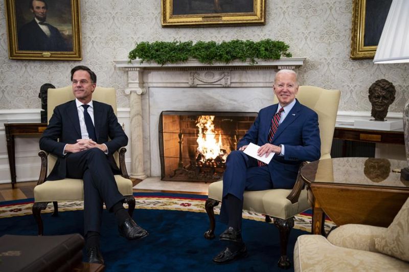 El presidente de Estados Unidos, Joe Biden (d), se reúne con el primer ministro de Países Bajos, Mark Rutte (i), en la Oficina Oval de la Casa Blanca, en Washington (EE.UU.), este 17 de enero de 2023. 01 180123